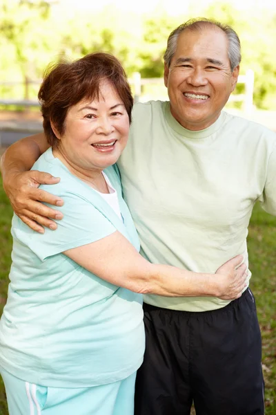 Feliz pareja de ancianos mirando a la cámara —  Fotos de Stock