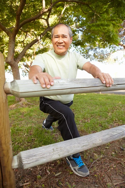 Äldre man utövar i park — Stockfoto