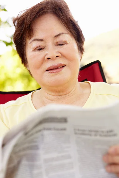 Ανώτερος ασιατική γυναίκα ανάγνωση εφημερίδων — Φωτογραφία Αρχείου
