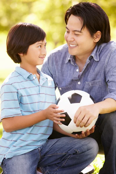 Baba ve oğul futbol topu ile — Stok fotoğraf