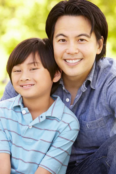 Vater und Sohn blicken in die Kamera — Stockfoto