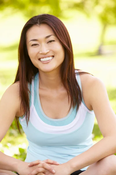 Asian woman resting in the park — Stock Photo, Image