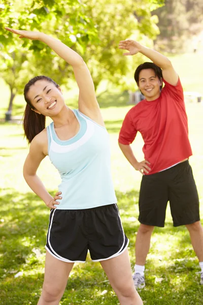 Pareja asiática haciendo ejercicio en el jardín — Foto de Stock