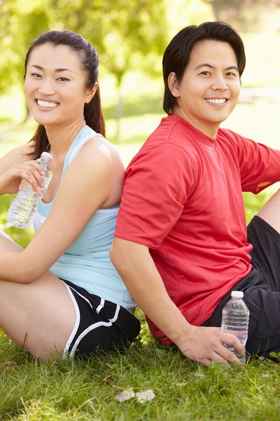 Aziatische paar rusten na het sporten — Stockfoto