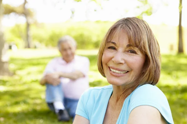 Couple sénior relaxant dans le parc — Photo