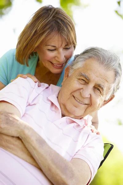 Senior par avkopplande i parken — Stockfoto