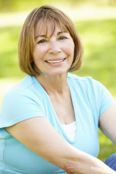 Senior mulher relaxante no parque — Fotografia de Stock