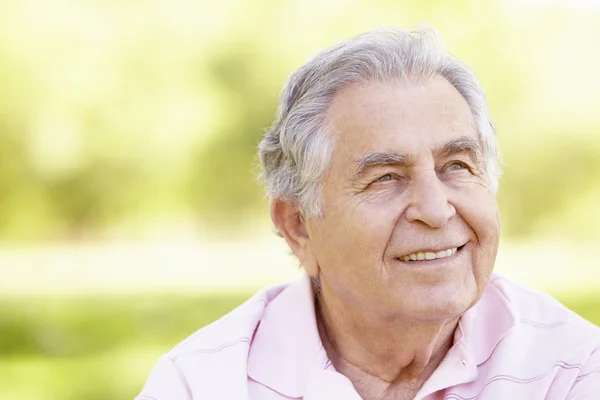 Senior homem relaxante no parque — Fotografia de Stock