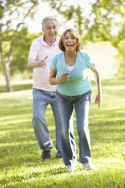 Para seniorów biegająca w parku — Zdjęcie stockowe