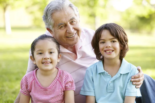 Grootvader ontspannen met kleinkinderen — Stockfoto