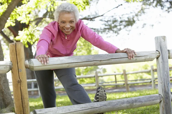 Mujer mayor haciendo ejercicio en el parque — Foto de Stock
