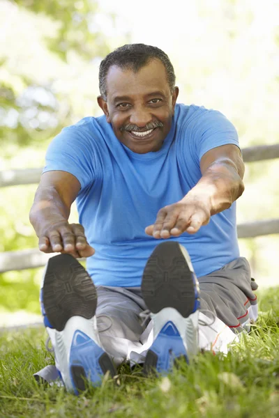 Senior man uitoefenen in park — Stockfoto