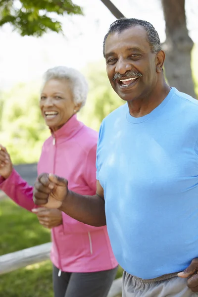 Sénior casal Jogging no parque — Fotografia de Stock