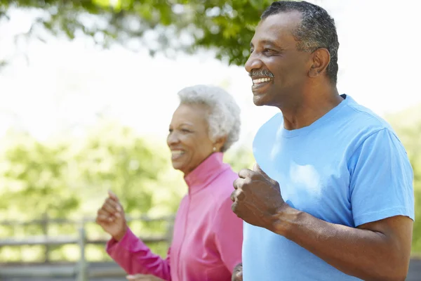 Seniorenpaar joggt im Park — Stockfoto