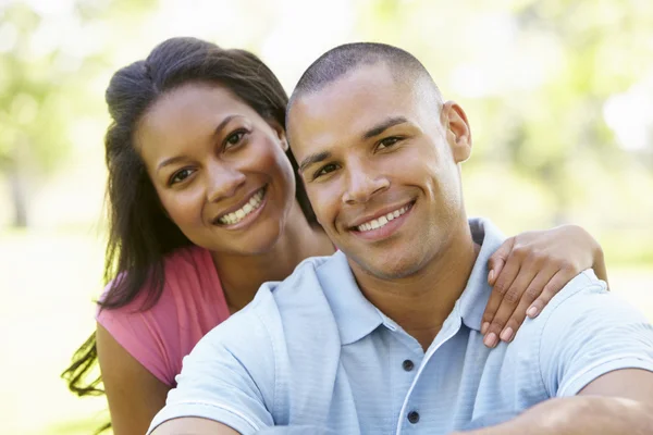 Romantico giovane coppia nel parco — Foto Stock