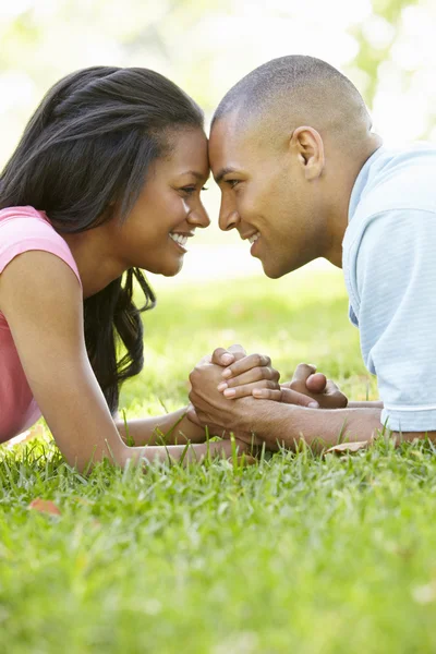 Romantique jeune couple dans le parc — Photo