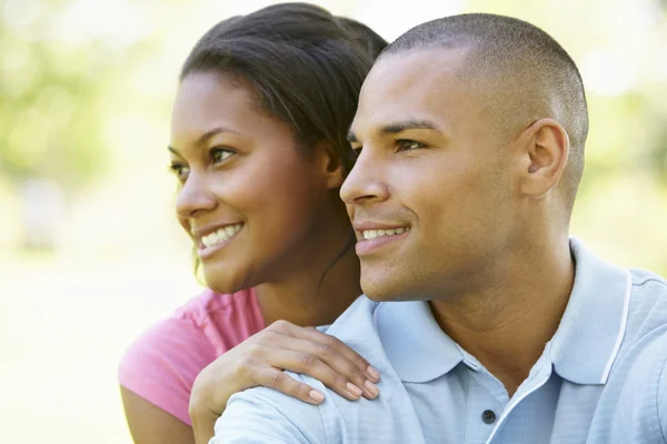 Romantique jeune couple dans le parc — Photo