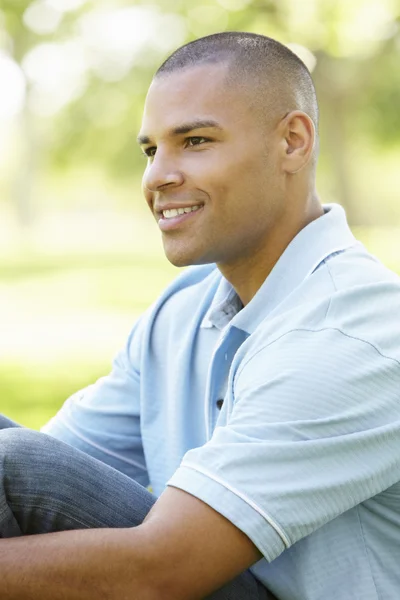 Jonge African American Man In Park — Stockfoto