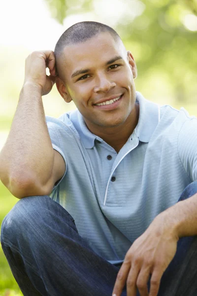 Jonge African American Man In Park — Stockfoto