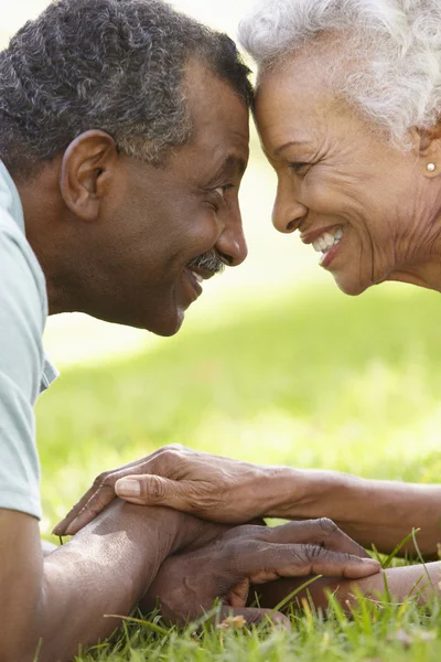 Romantische Senior koppel In Park — Stockfoto