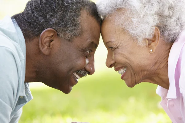 Casal Senior romântico no parque — Fotografia de Stock