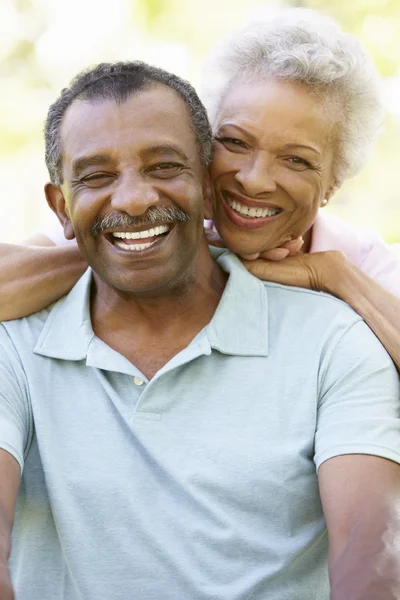 Casal Senior romântico no parque — Fotografia de Stock