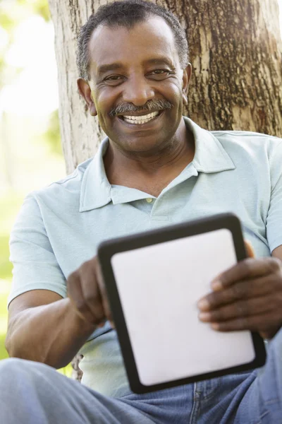 Senior man met tablet computer — Stockfoto