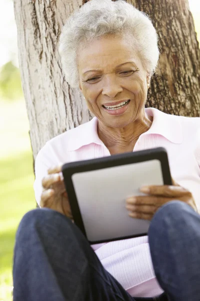 Femme âgée utilisant un ordinateur tablette — Photo