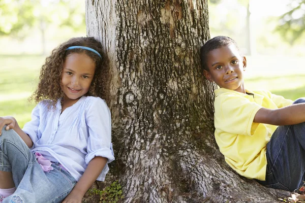 Kinderen spelen in de park — Stockfoto