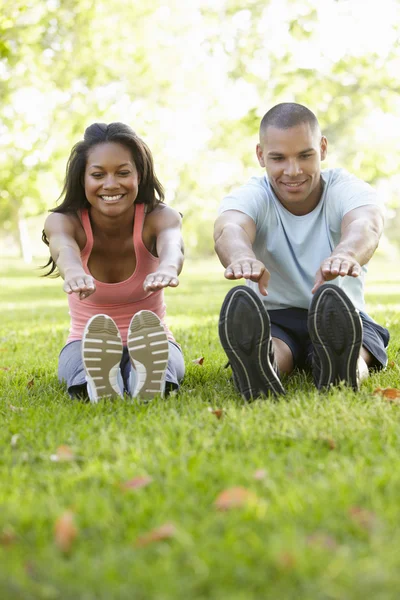 Pareja joven haciendo ejercicio en el parque — Foto de Stock