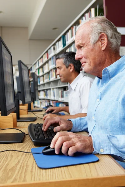 Muži pracují na počítačích v knihovně — Stock fotografie