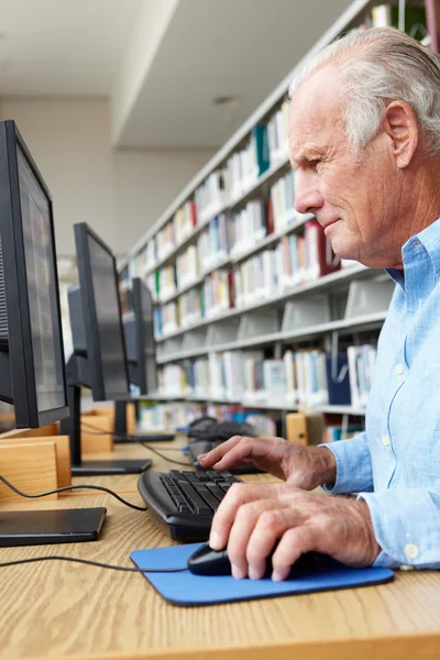 Senior-Mann arbeitet am Computer — Stockfoto