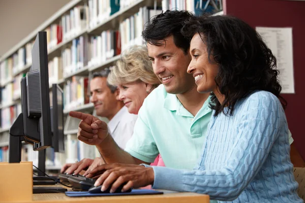 Elever arbetar på datorer i biblioteket — Stockfoto