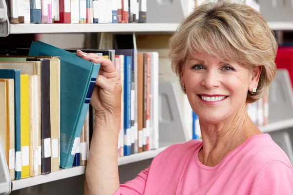 Volwassen student in bibliotheek — Stockfoto