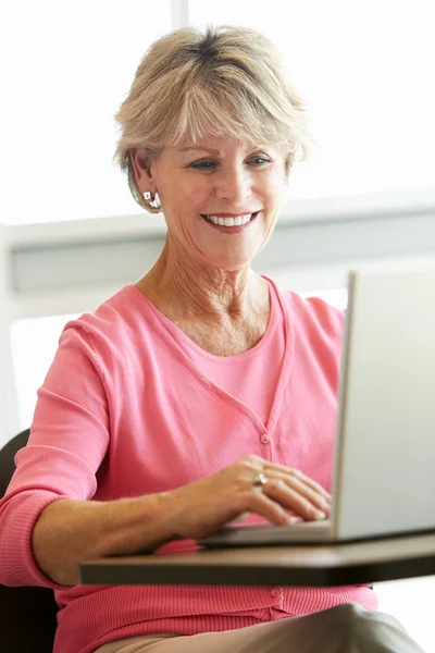 Ältere Schüler benutzen Computer im Unterricht — Stockfoto