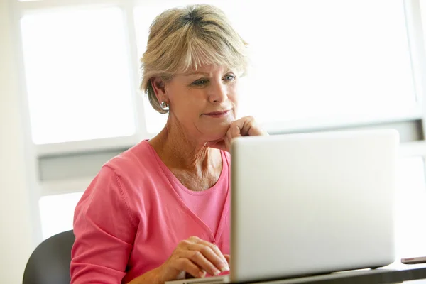 Volwassen student computer gebruiken in de klas — Stockfoto