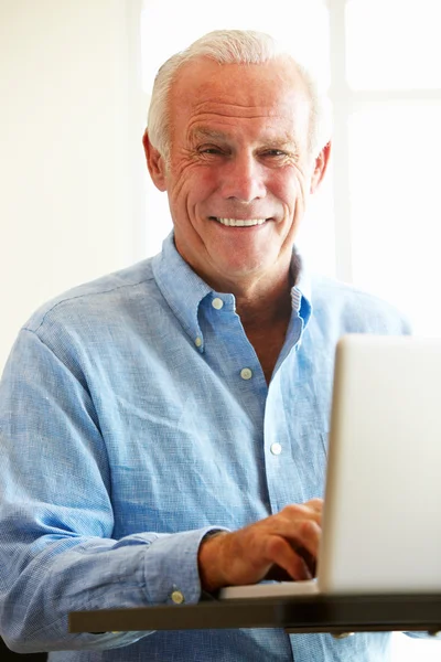 Studente maturo utilizzando il computer in classe — Foto Stock