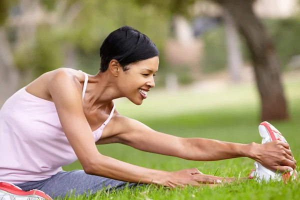 Mujer haciendo ejercicio en el parque — Foto de Stock