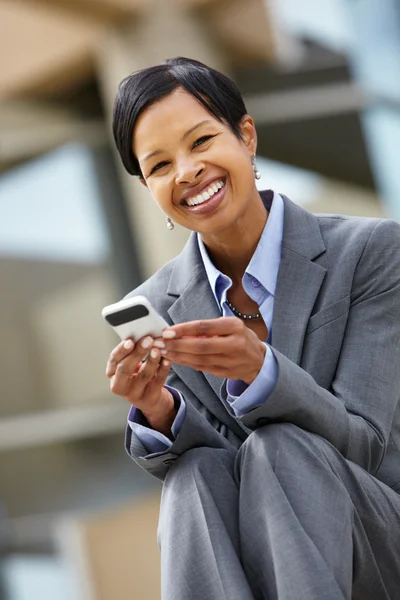 Empresaria enviando mensaje por teléfono móvil — Foto de Stock