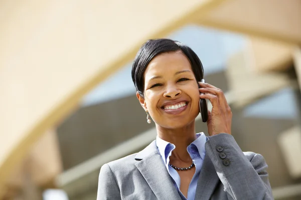 Affärskvinna pratar i mobiltelefon — Stockfoto