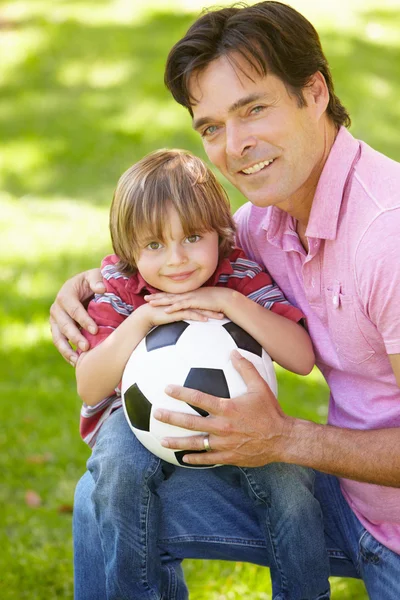 Padre e hijo con balón de fútbol Imagen De Stock