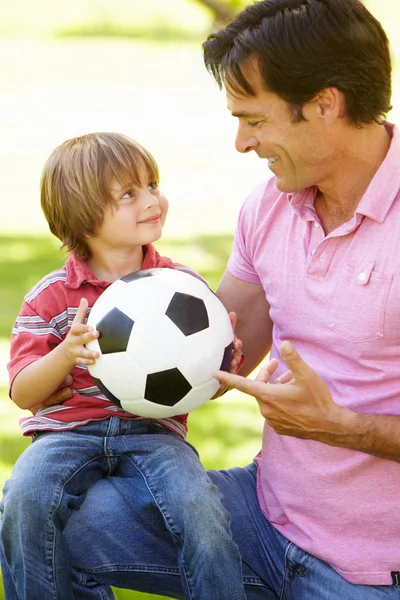 Padre e hijo con balón de fútbol Imagen De Stock