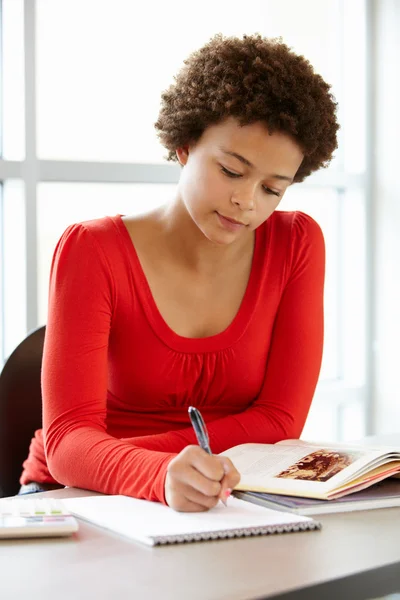 Adolescente chica durante la lección en clase — Foto de Stock