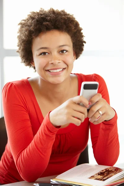 Tizenéves lány mozgatható telefon-ban osztály — Stock Fotó