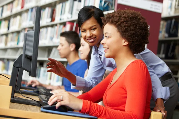 Professores e alunos que trabalham em computadores — Fotografia de Stock