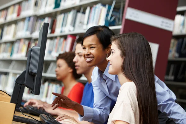 Professores e alunos que trabalham em computadores — Fotografia de Stock