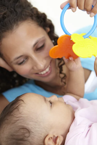 Mãe brincando com bebê filha — Fotografia de Stock