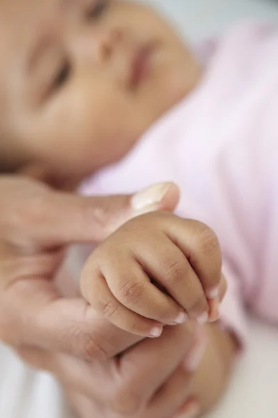 持株の赤ん坊の娘の手を母します。 — ストック写真