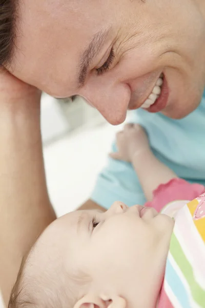 Vader spelen met baby dochter — Stockfoto