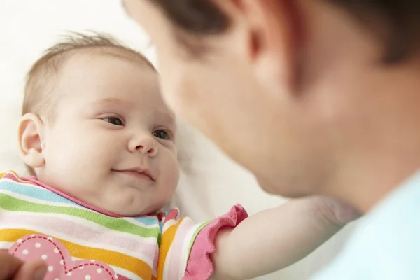 Vader spelen met baby dochter — Stockfoto